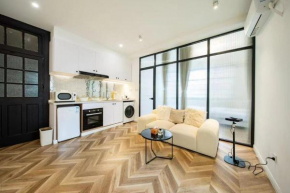 Shanghai Hills & Serendipity Artisanal Glass Downtown Suite close to Metro Line10